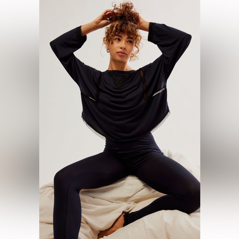 FREE PEOPLE INTIMATELY LOWKEY LONG SLEEVE PULLOVER IN NAVY AND BLACK SIZE SMALL